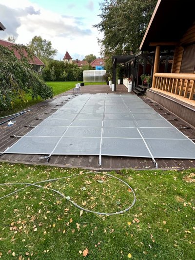 Композитный бассейн с защитным покрытием на деревянном настиле у дома